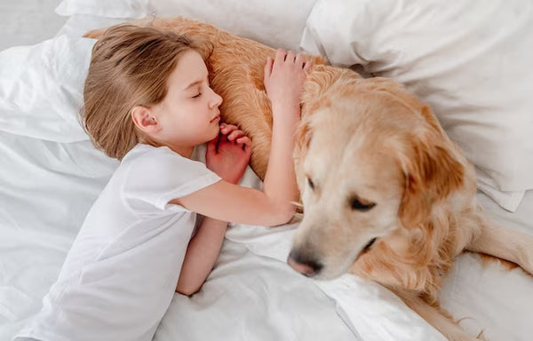 Mascotas y Niños, una nena duerme abrazada a su perro. Es bueno para los niños?