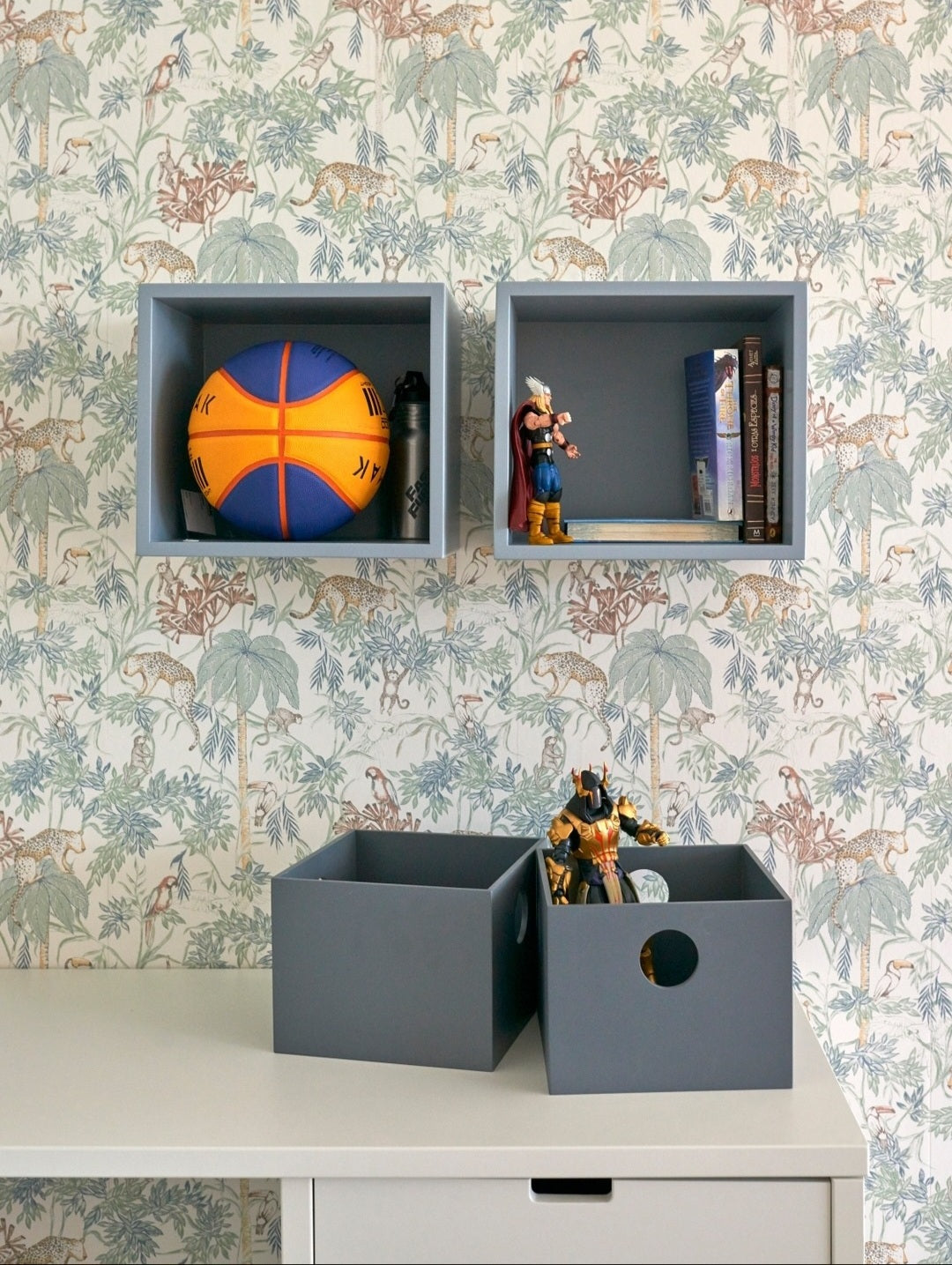 Wall-mounted shelving unit